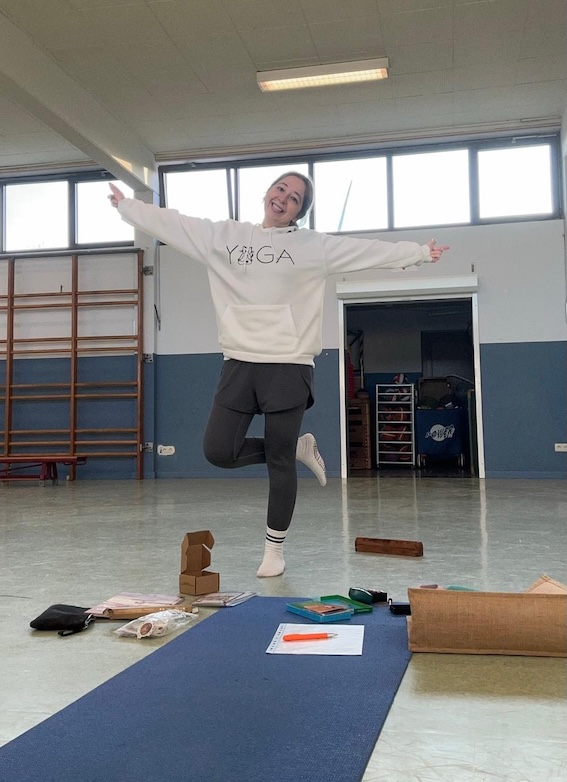 Miray Koral staat lachend in de boomhouding met gespreide armen